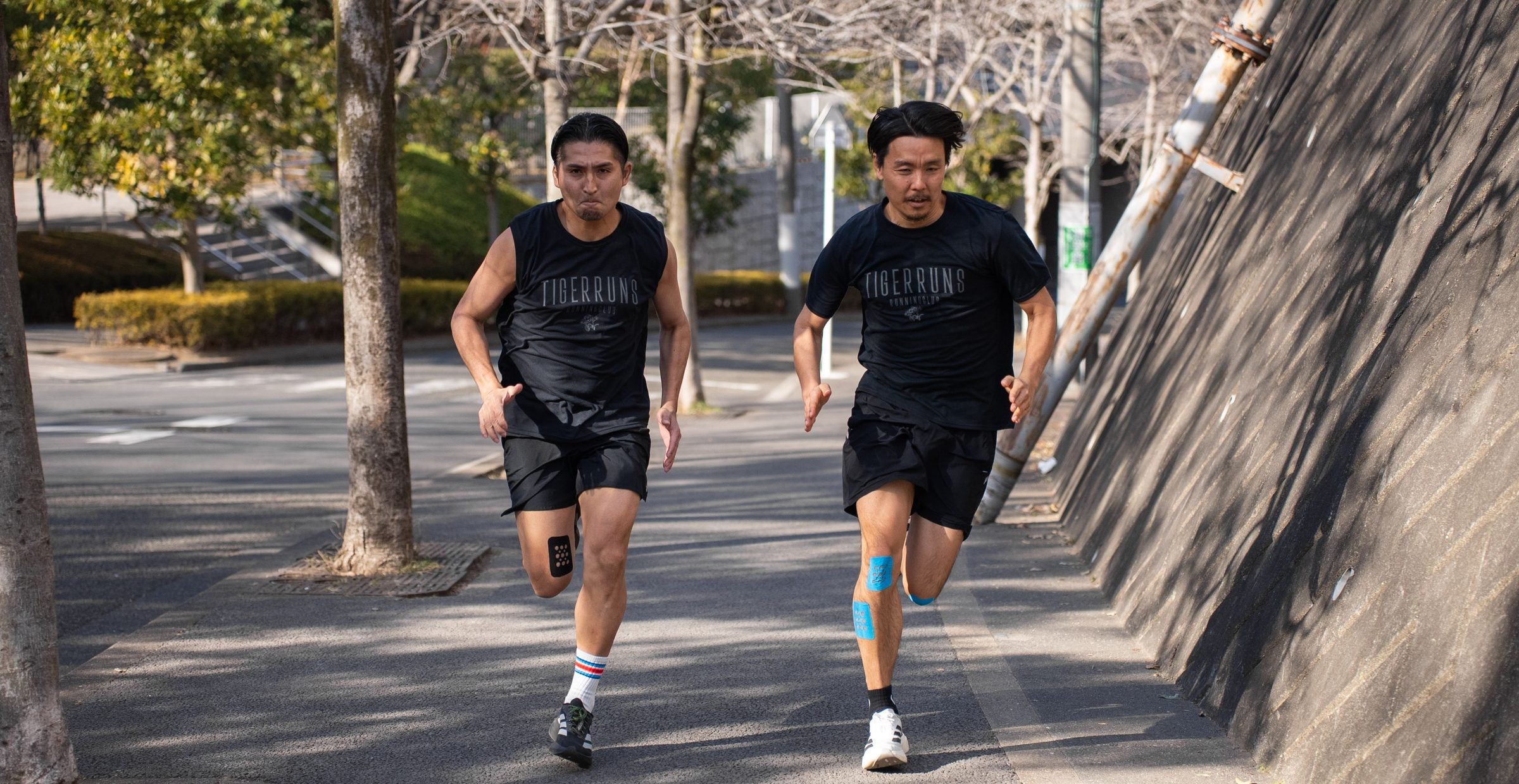 街路を並んで駆け上がる TIGERRUNS のランナー2人