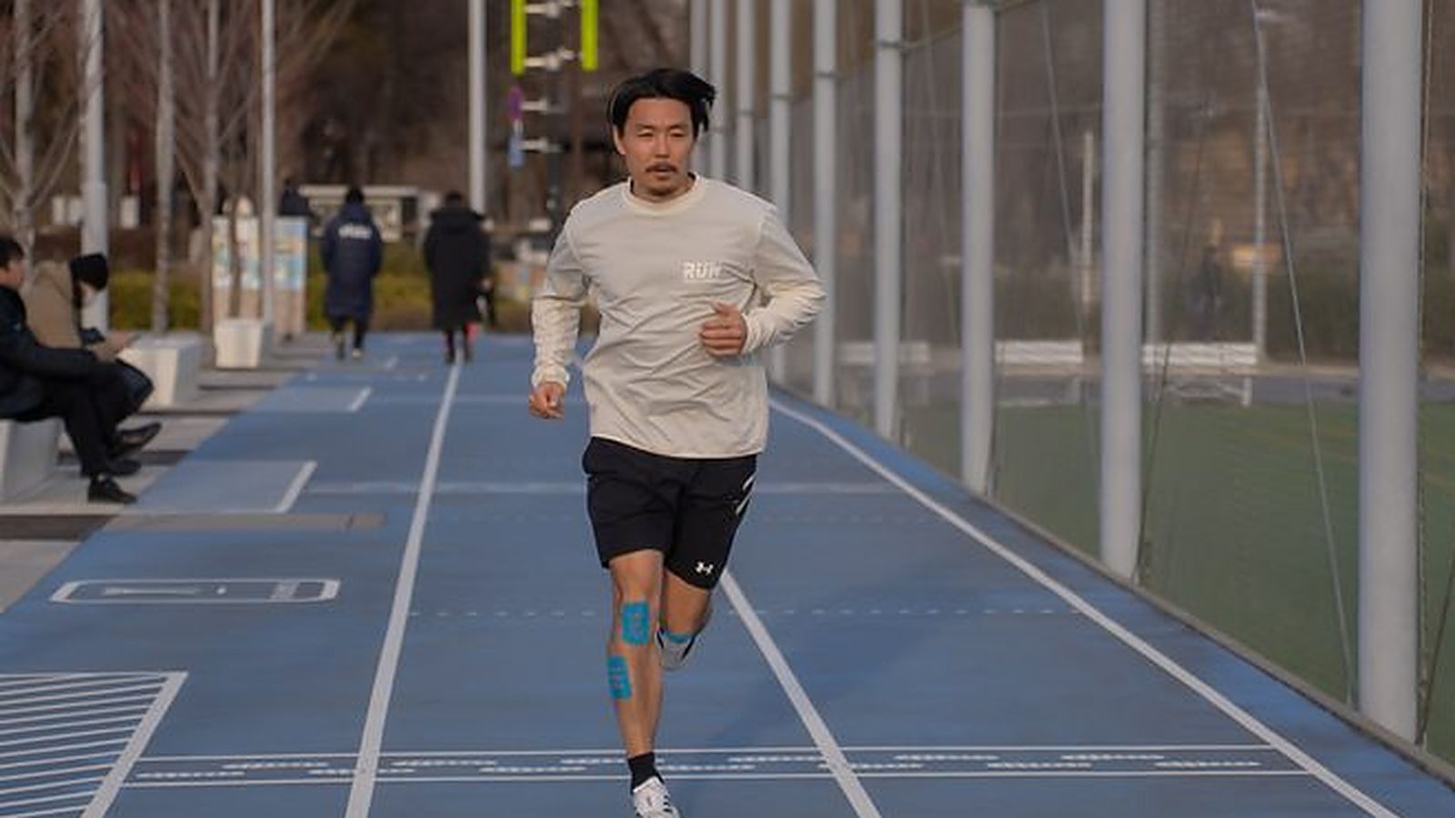 トラックを力強く走る TIGERRUNS のランナー
