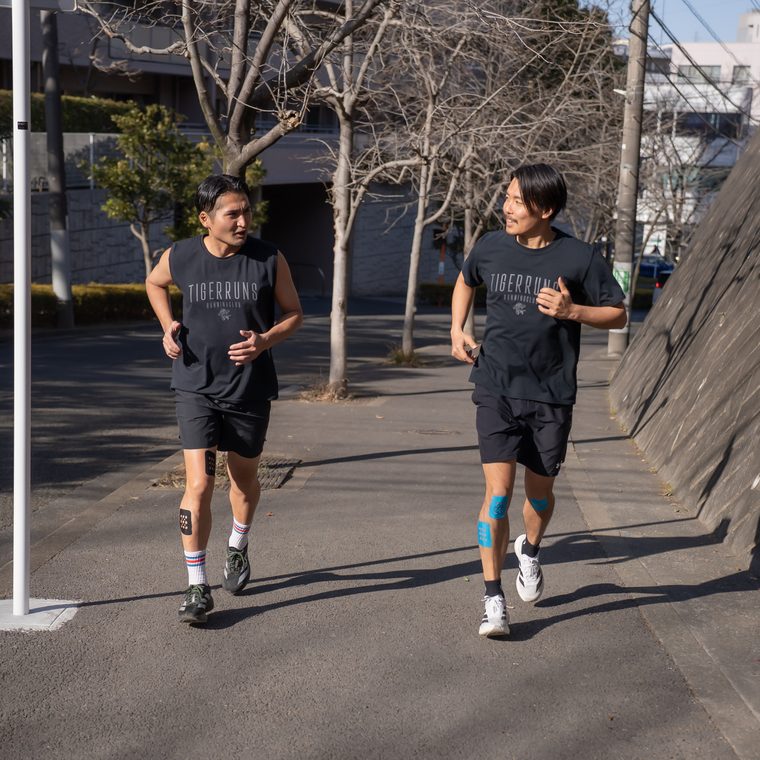 並木道を並走する TIGERRUNS のランナー2人