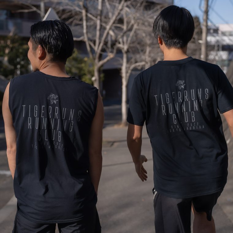 背中に TIGERRUNS RUNNING CLUB がプリントされたTシャツ