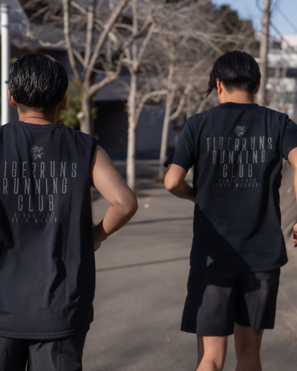 チームウェアの背中のプリントを見せて並ぶ TIGERRUNS のメンバー