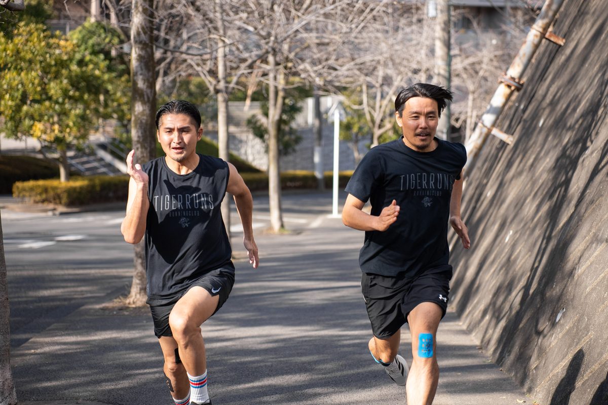 並走してスピードを上げる TIGERRUNS のランナー2人