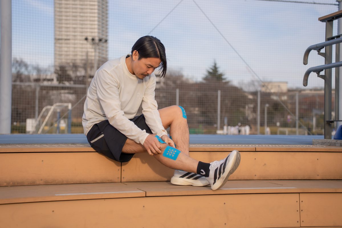 練習前にストレッチとテーピングをする TIGERRUNS のメンバー